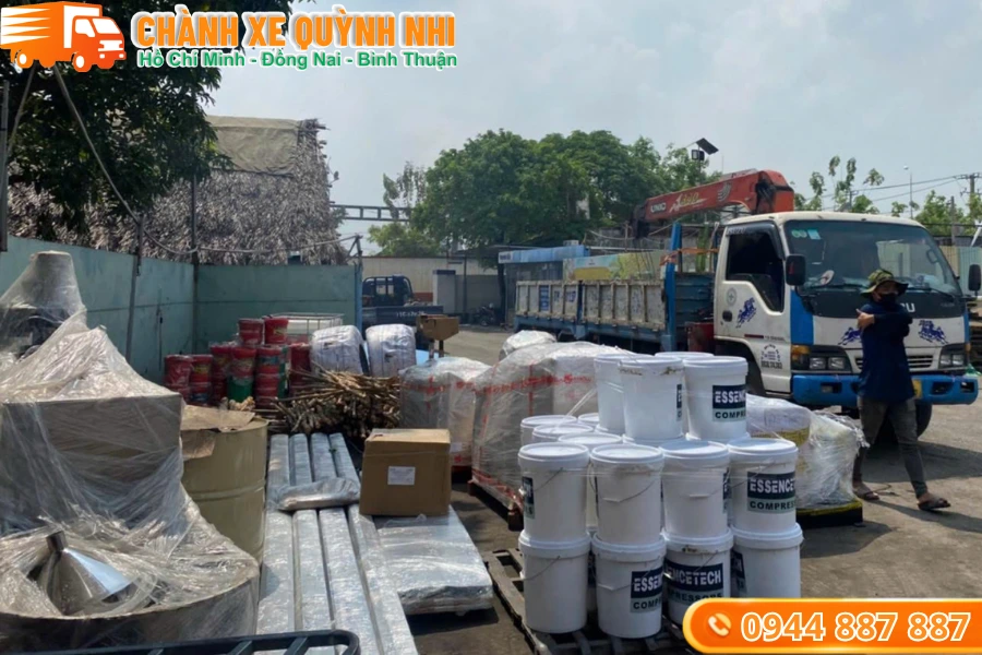 Chành xe Cần Thơ đi Bình Dương bốc xếp hàng hóa cẩn thận