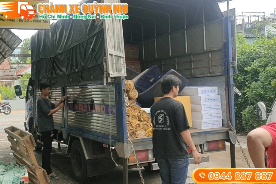 Đội ngũ chành xe đi Vũng Tàu Quỳnh Nhi bàn giao hàng hóa tận tay khách hàng