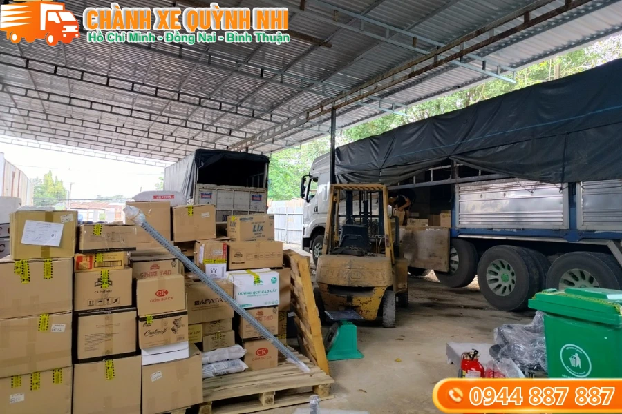 Chành xe giao hàng đi Bình Dương kiểm đếm hàng tại kho Sài Gòn