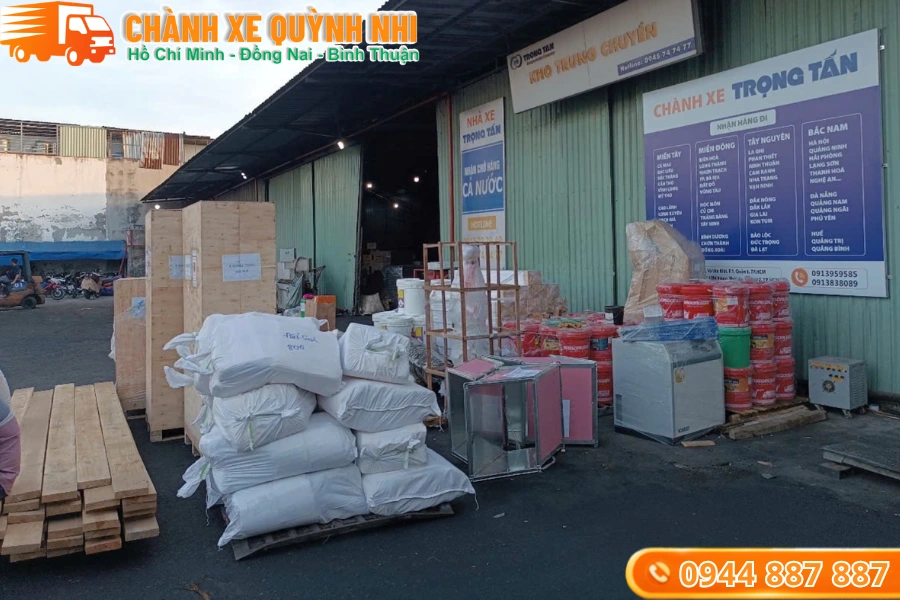 Chành xe Quỳnh Nhi tiếp nhận và bốc xếp hàng hóa