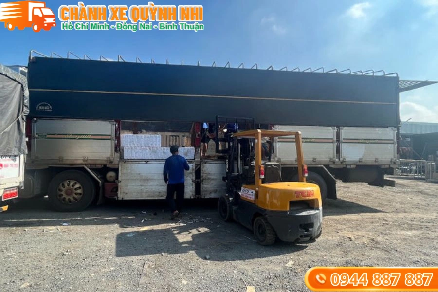 Chành xe TPHCM đi Trà Vinh bốc xếp hàng hóa cẩn thận tại kho